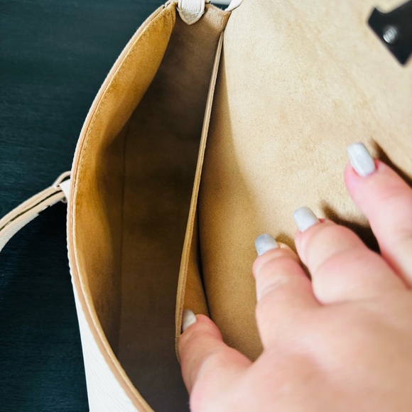 Louis Vuitton Buci crossbody - Picture 2 of 16